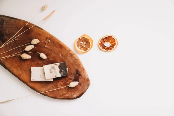 Composición plana con jabón natural hecho a mano e ingredientes. Hermosa composición de spa en una vista superior de la mesa. — Foto de Stock