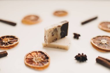 Doğal el yapımı sabun ve malzemelerle düz kompozisyon. Spa, Salon veya ev vücudu ve cilt bakımı kavramı.  