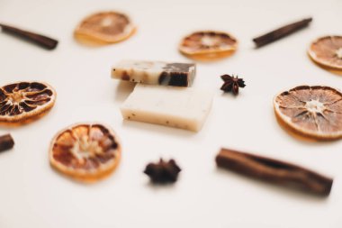 Doğal el yapımı sabun ve malzemelerle düz kompozisyon. Spa, Salon veya ev vücudu ve cilt bakımı kavramı.  