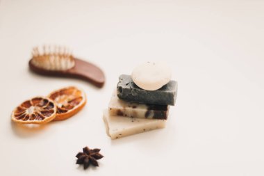 Güzellik, spa, tedavi, doğal organik el yapımı sabun ve malzemelerle sağlıklı kompozisyon. Hijyen, bakım konsepti.