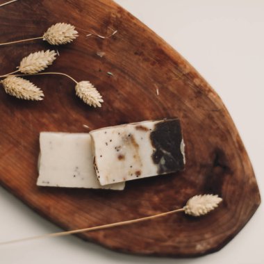 Beyaz arka planda el yapımı doğal sabun. Sabun yapımı. Sabun kalıpları. Cilt bakımı. Doğal Organik Spa kozmetik ürünleri