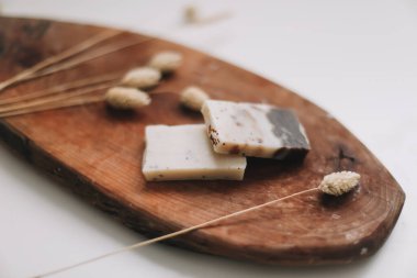 Beyaz arka planda el yapımı doğal sabun. Sabun yapımı. Sabun kalıpları. Cilt bakımı. Doğal Organik Spa kozmetik ürünleri