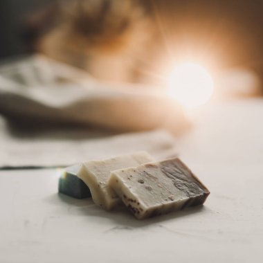 Beyaz arka planda el yapımı doğal sabun. Sabun yapımı. Sabun kalıpları. Cilt bakımı. Doğal Organik Spa kozmetik ürünleri