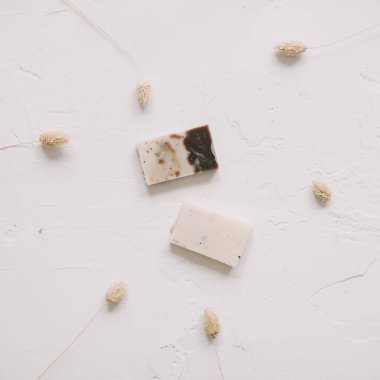 Beyaz arka planda el yapımı doğal sabun. Sabun yapımı. Sabun kalıpları. Cilt bakımı. Doğal Organik Spa kozmetik ürünleri