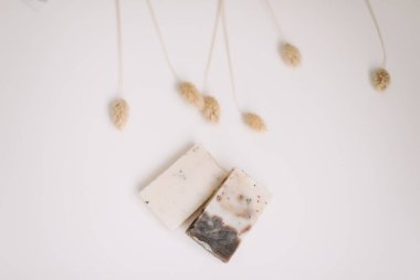 Beyaz arka planda el yapımı doğal sabun. Sabun yapımı. Sabun kalıpları. Cilt bakımı. Doğal Organik Spa kozmetik ürünleri