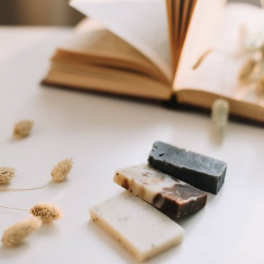 Beyaz arka planda el yapımı doğal sabun. Sabun yapımı. Sabun kalıpları. Cilt bakımı. Doğal Organik Spa kozmetik ürünleri