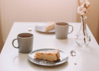 Tabakta elmalı turta ve bir fincan kahve. Kafede kahve ve kekle kahvaltı. Yemek fotoğrafçılığı. Üst resim.