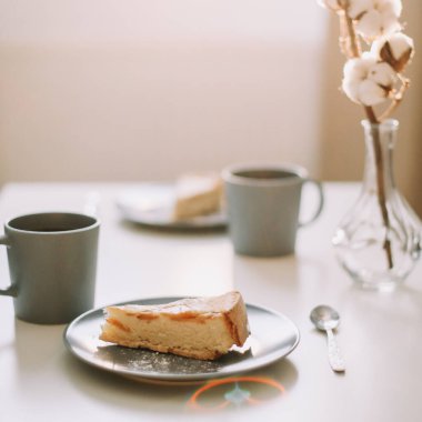 Tabakta elmalı turta ve bir fincan kahve. Kafede kahve ve kekle kahvaltı. Yemek fotoğrafçılığı. Üst resim.