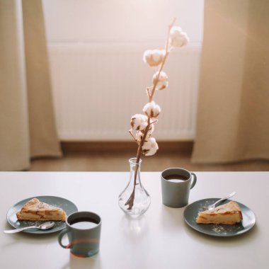 Tabakta elmalı turta ve bir fincan kahve. Kafede kahve ve kekle kahvaltı. Yemek fotoğrafçılığı. Üst resim.