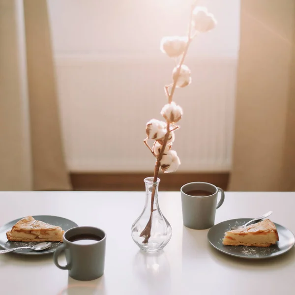 Кусок яблочного пирога на тарелке с чашкой кофе. Завтрак с кофе и торт в кафе. Фотография стола — стоковое фото
