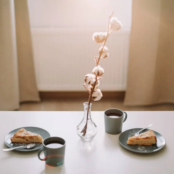 Кусок яблочного пирога на тарелке с чашкой кофе. Завтрак с кофе и торт в кафе. Фотография стола — стоковое фото