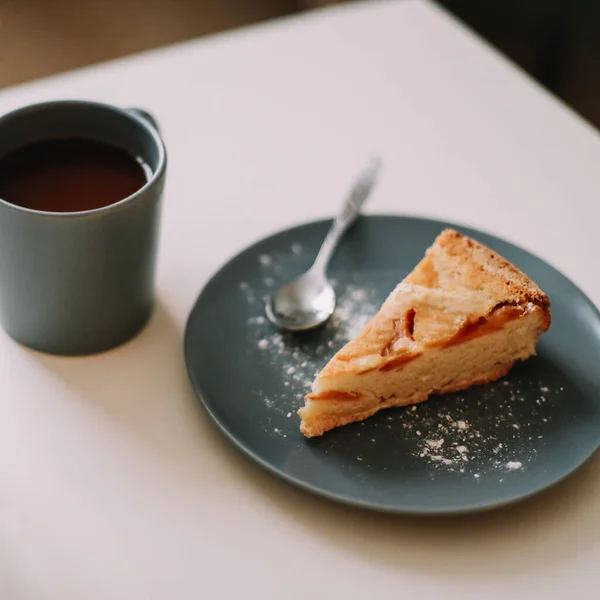 Sepotong pai apel di piring dengan secangkir kopi. Sarapan dengan kopi dan kue di kafe. Fotografi makanan Foto top tabel — Stok Foto