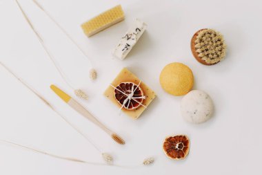 Mutfak aksesuarları, doğal organik sabunlar. Plastiksiz ve çevre dostu ürünler konsepti, üst görünüm