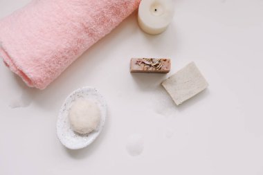 Spa seti. El yapımı sabun, mum ve havlu. Kişisel hijyen için aksesuarlar. Banyo için dekorasyon.