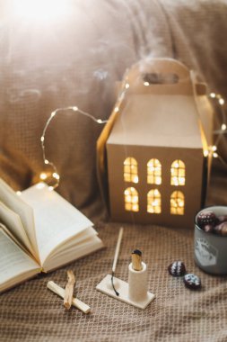 Palo Santo güzel bir şamdanda dumanla yanıyor. Meditasyon, rahatlama ve arındırma için kullanılan esrarengiz nesneler