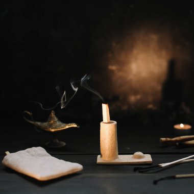 Palo Santo tahta çubuklarını siyah arka planda yakmak. Ruhu dengelemek. İyileştirme, meditasyon, rahatlama ve arındırma konsepti
