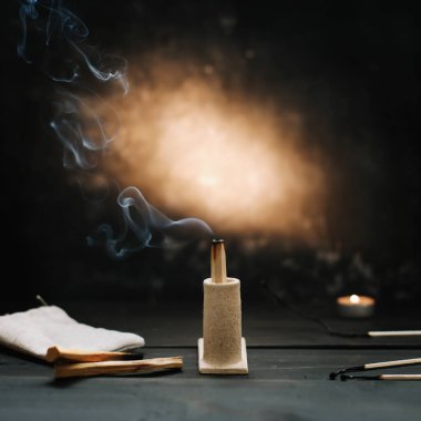 Palo Santo tahta çubuklarını siyah arka planda yakmak. Ruhu dengelemek. İyileştirme, meditasyon, rahatlama ve arındırma konsepti