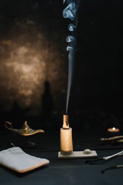 Palo Santo tahta çubuklarını siyah arka planda yakmak. Ruhu dengelemek. İyileştirme, meditasyon, rahatlama ve arındırma konsepti