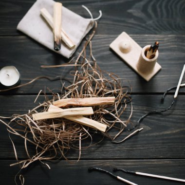 Palo Santo tahta çubuklarını siyah arka planda yakmak. Ruhu dengelemek. İyileştirme, meditasyon, rahatlama ve arındırma konsepti