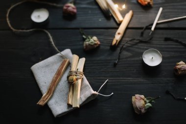 Palo Santo tahta çubuklarını siyah arka planda yakmak. Ruhu dengelemek. İyileştirme, meditasyon, rahatlama ve arındırma konsepti