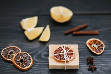 Koyu arkaplanda doğal narenciye sabunu. Spa, Salon ya da Evde Vücut ve Cilt Bakımı Konsepti. Düz yatıyordu. Metin için boşluk, üst görünüm