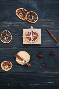 Koyu arkaplanda doğal narenciye sabunu. Spa, Salon ya da Evde Vücut ve Cilt Bakımı Konsepti. Düz yatıyordu. Metin için boşluk, üst görünüm