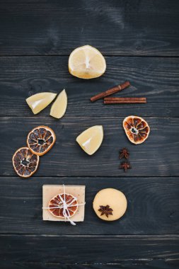 Koyu arkaplanda doğal narenciye sabunu. Spa, Salon ya da Evde Vücut ve Cilt Bakımı Konsepti. Düz yatıyordu. Metin için boşluk, üst görünüm