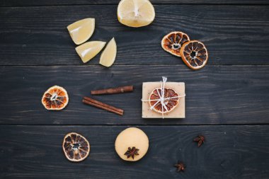 Koyu arkaplanda doğal narenciye sabunu. Spa, Salon ya da Evde Vücut ve Cilt Bakımı Konsepti. Düz yatıyordu. Metin için boşluk, üst görünüm