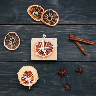 Koyu arkaplanda doğal narenciye sabunu. Spa, Salon ya da Evde Vücut ve Cilt Bakımı Konsepti. Düz yatıyordu. Metin için boşluk, üst görünüm