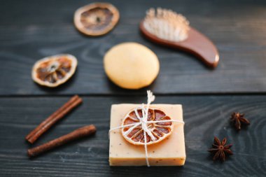 Koyu arkaplanda doğal narenciye sabunu. Spa, Salon ya da Evde Vücut ve Cilt Bakımı Konsepti. Düz yatıyordu. Metin için boşluk, üst görünüm