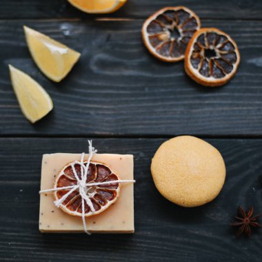 Koyu arkaplanda doğal narenciye sabunu. Spa, Salon ya da Evde Vücut ve Cilt Bakımı Konsepti. Düz yatıyordu. Metin için boşluk, üst görünüm