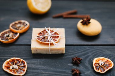 Koyu arkaplanda doğal narenciye sabunu. Spa, Salon ya da Evde Vücut ve Cilt Bakımı Konsepti. Düz yatıyordu. Metin için boşluk, üst görünüm