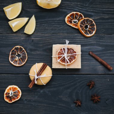 Koyu arkaplanda doğal narenciye sabunu. Spa, Salon ya da Evde Vücut ve Cilt Bakımı Konsepti. Düz yatıyordu. Metin için boşluk, üst görünüm