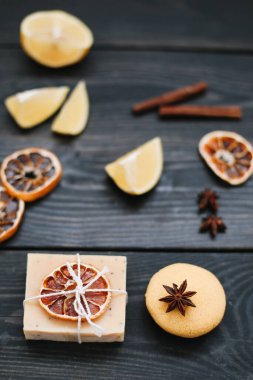 Koyu arkaplanda doğal narenciye sabunu. Spa, Salon ya da Evde Vücut ve Cilt Bakımı Konsepti. Düz yatıyordu. Metin için boşluk, üst görünüm