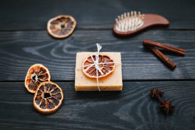 Koyu arkaplanda doğal narenciye sabunu. Spa, Salon ya da Evde Vücut ve Cilt Bakımı Konsepti. Düz yatıyordu. Metin için boşluk, üst görünüm