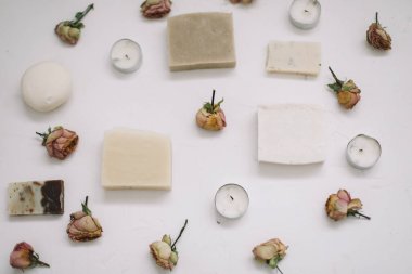 Çiçek kompozisyonu. Beyaz arka planda çiçekli sabun. Düz konum, üst görünüm kopyalama alanı şablonu. Hediye ya da şimdiki konsept