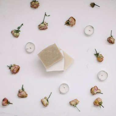 Çiçek kompozisyonu. Beyaz arka planda çiçekli sabun. Düz konum, üst görünüm kopyalama alanı şablonu. Hediye ya da şimdiki konsept