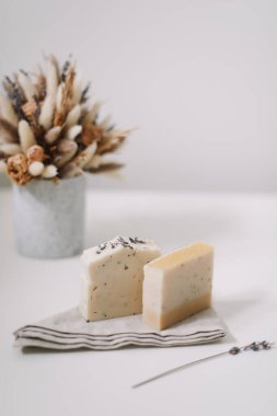 Beyaz arka planda el yapımı doğal sabun kalıpları. Sabun yapımı. telif alanı, düz yatış, üst görünüm