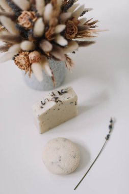 Beyaz arka planda el yapımı doğal sabun kalıpları. Sabun yapımı. telif alanı, düz yatış, üst görünüm
