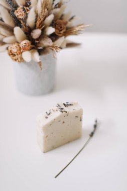 Beyaz arka planda el yapımı doğal sabun kalıpları. Sabun yapımı. telif alanı, düz yatış, üst görünüm