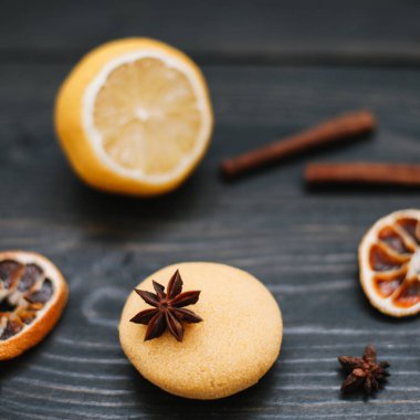 Koyu arkaplanda kurumuş portakal dilimleri olan doğal el yapımı sabun. Vücut ve cilt bakımı. Düz yatıyordu. Metin için boşluk, üst görünüm