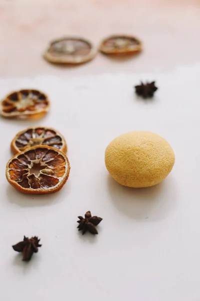 Natürliche Seife mit getrockneten Orangenscheiben auf weißem Hintergrund. Handgemachte Seife und Zutaten. Flach lag er. Platz für Text, Draufsicht — Stockfoto