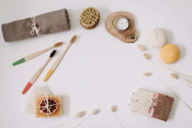 Doğal mutfak ve banyo ürünleri, sıfır atık yaşam konsepti. Çevre dostu aksesuarlar. Plastiksiz. Düz yatıyordu. Boşluğu kopyala