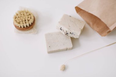 Mutfak aksesuarları, doğal organik sabunlar. Plastiksiz ve çevre dostu ürünler konsepti, üst görünüm