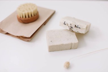 Mutfak aksesuarları, doğal organik sabunlar. Plastiksiz ve çevre dostu ürünler konsepti, üst görünüm