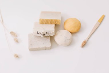 Mutfak aksesuarları, doğal organik sabunlar. Plastiksiz ve çevre dostu ürünler konsepti, üst görünüm