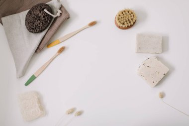 Mutfak aksesuarları, doğal organik sabunlar. Plastiksiz ve çevre dostu ürünler konsepti, üst görünüm