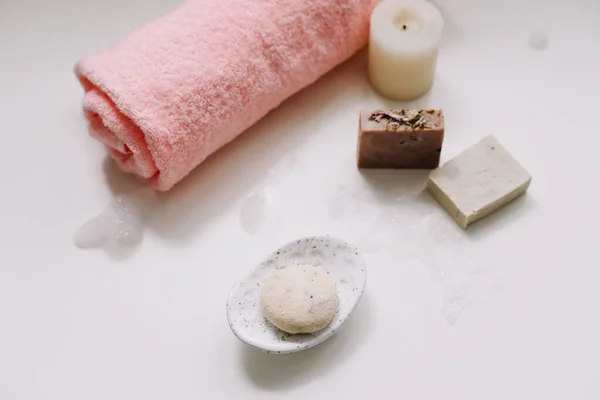 Zestaw spa. Ręcznie robione mydło, świeczka i ręcznik. Akcesoria do higieny osobistej. Wystrój wnętrz łazienki — Zdjęcie stockowe
