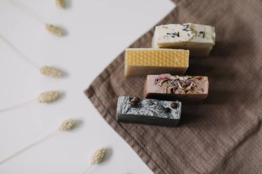 Ev yapımı doğal sabun kalıpları. Spa konsepti, doğal kozmetik. Düz yatış, üst görünüm.