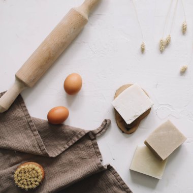 Mutfak aksesuarları ve doğal çamaşır deterjanı. Plastiksiz ve çevre dostu ürünler konsepti, üst görünüm